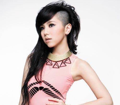 原创邓紫棋终于冷落了皮裤开始喜欢个性张扬的铲青发型一般人还真撑不