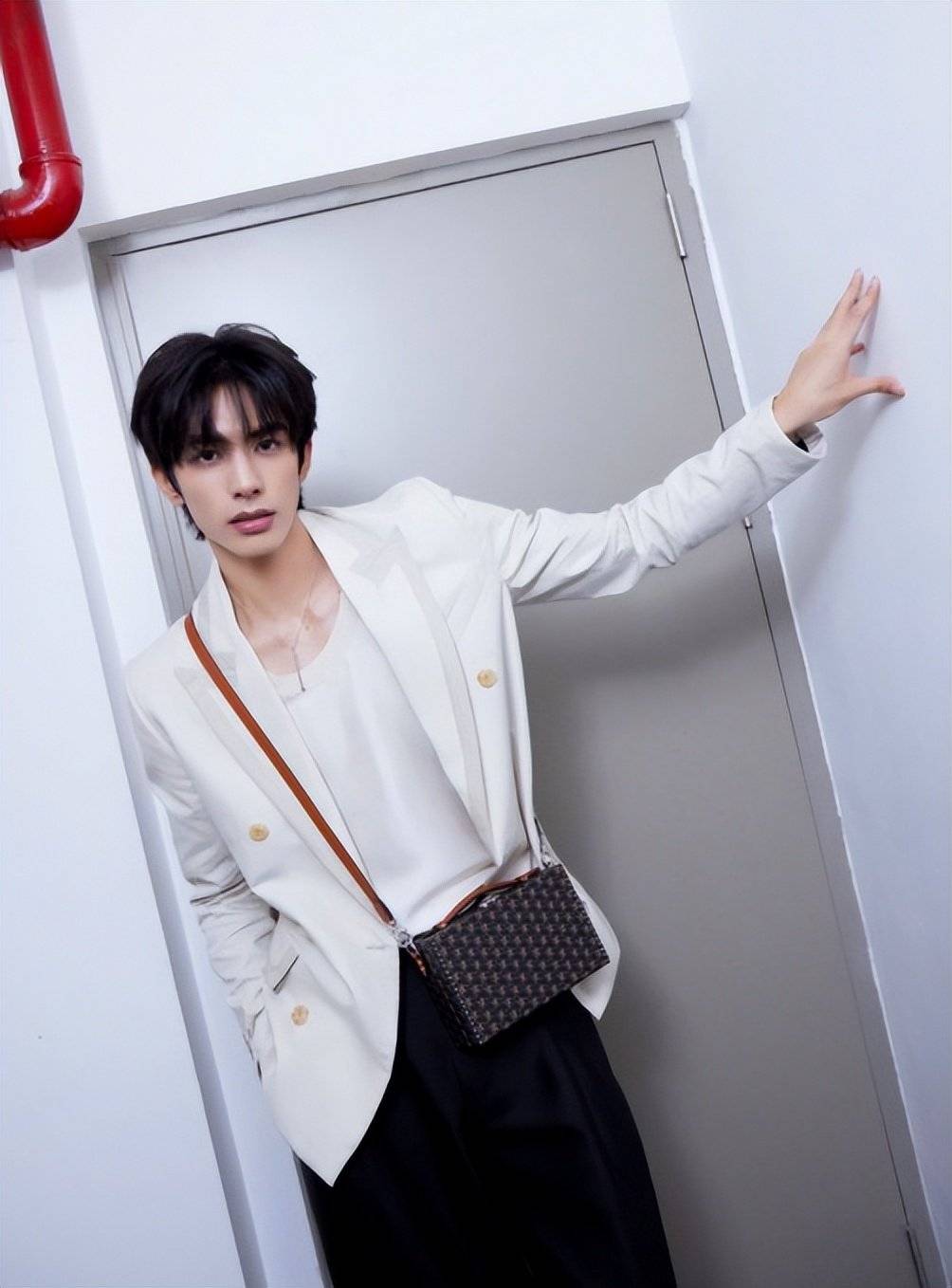 精选11位穿衣显瘦脱衣有肉男演员吴磊蜕变成最man男神