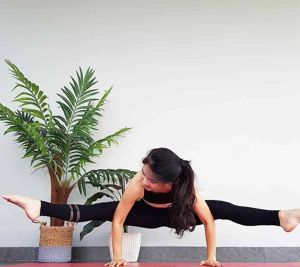 上身面朝前方,双脚脚尖绷直下压.