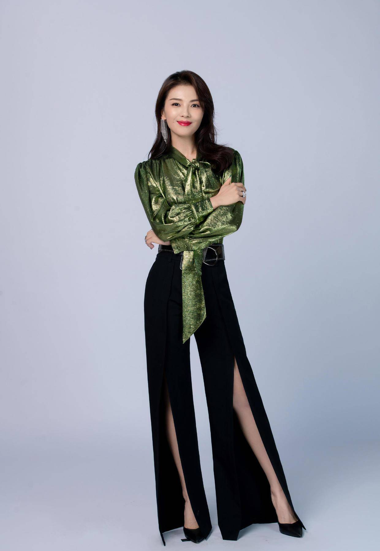 原创刘涛身材和气质绝了穿一袭白色连衣裙拍时尚大片美丽动人