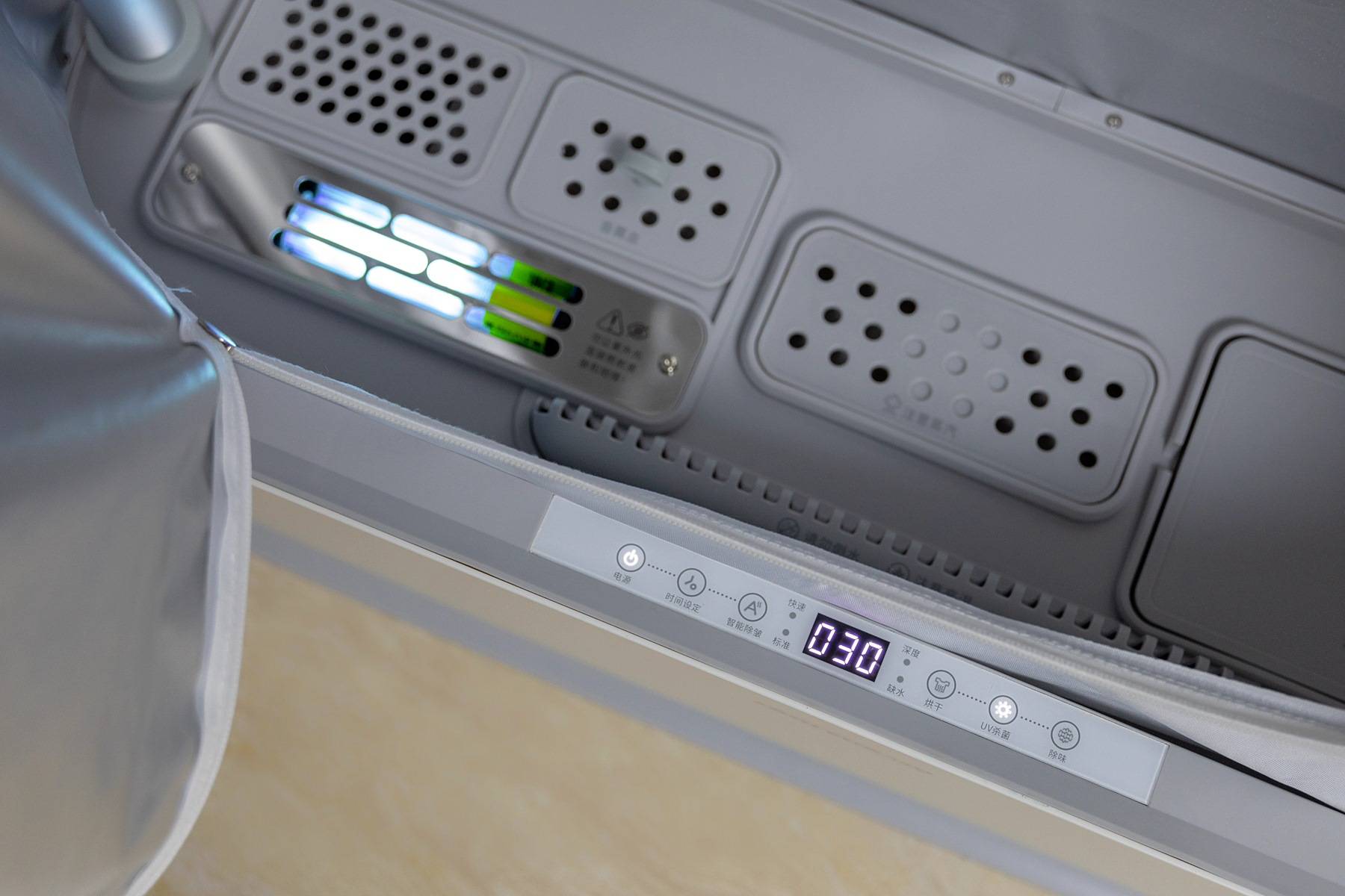 舒乐氏“全自动挂烫机”:能除皱,会烘干,家中衣物轻松护理