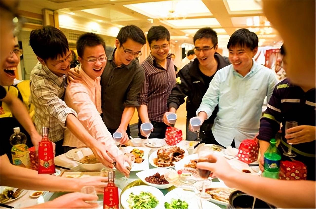 公司一上级领导,混迹酒场20余载,开会时给年轻下属4个"提醒"_酒桌上