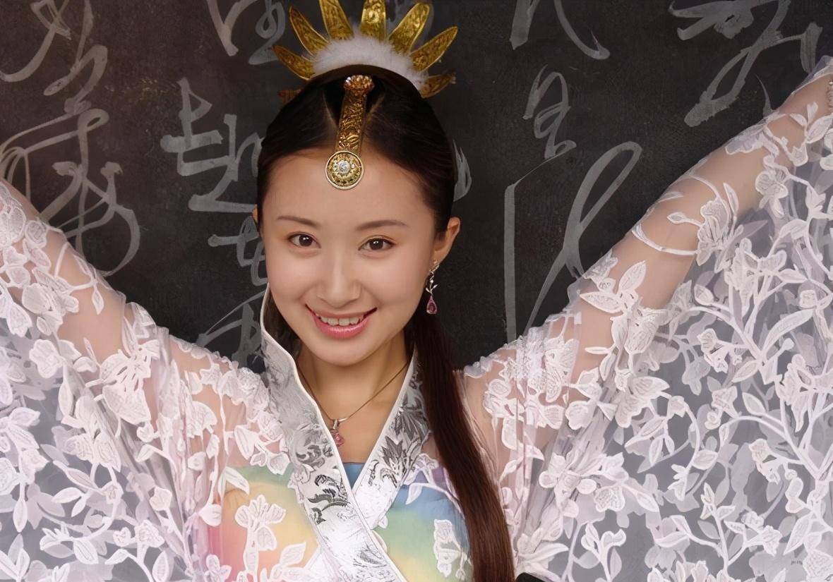 舒畅的感情经历也很神秘,和她传过绯闻的可能就是陈键锋.