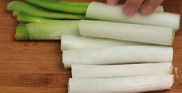 原创大厨教你家庭版凉拌大葱段做法下饭开胃解油腻1分钟学会