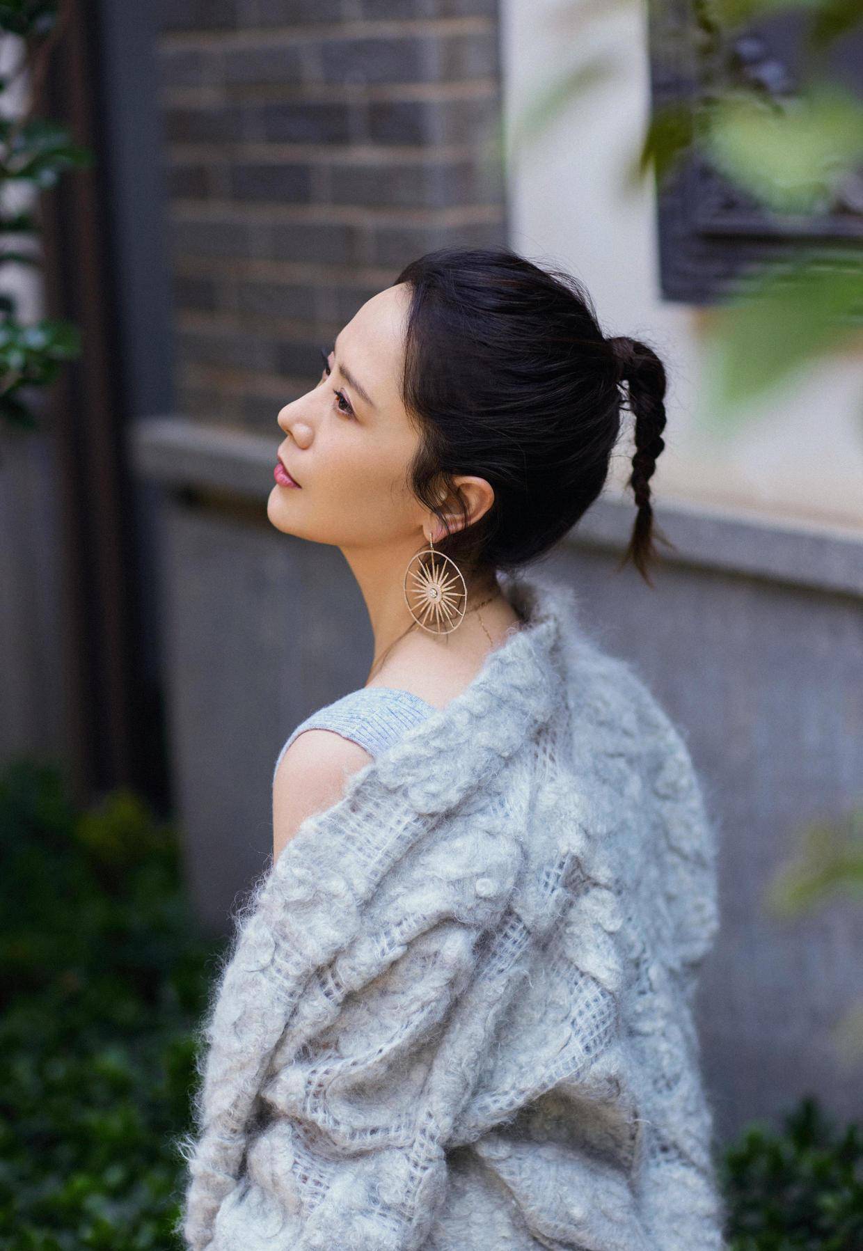 海清真是又飒又美,穿针织衫外套搭配半身裙,美出了新境界_时尚_知性