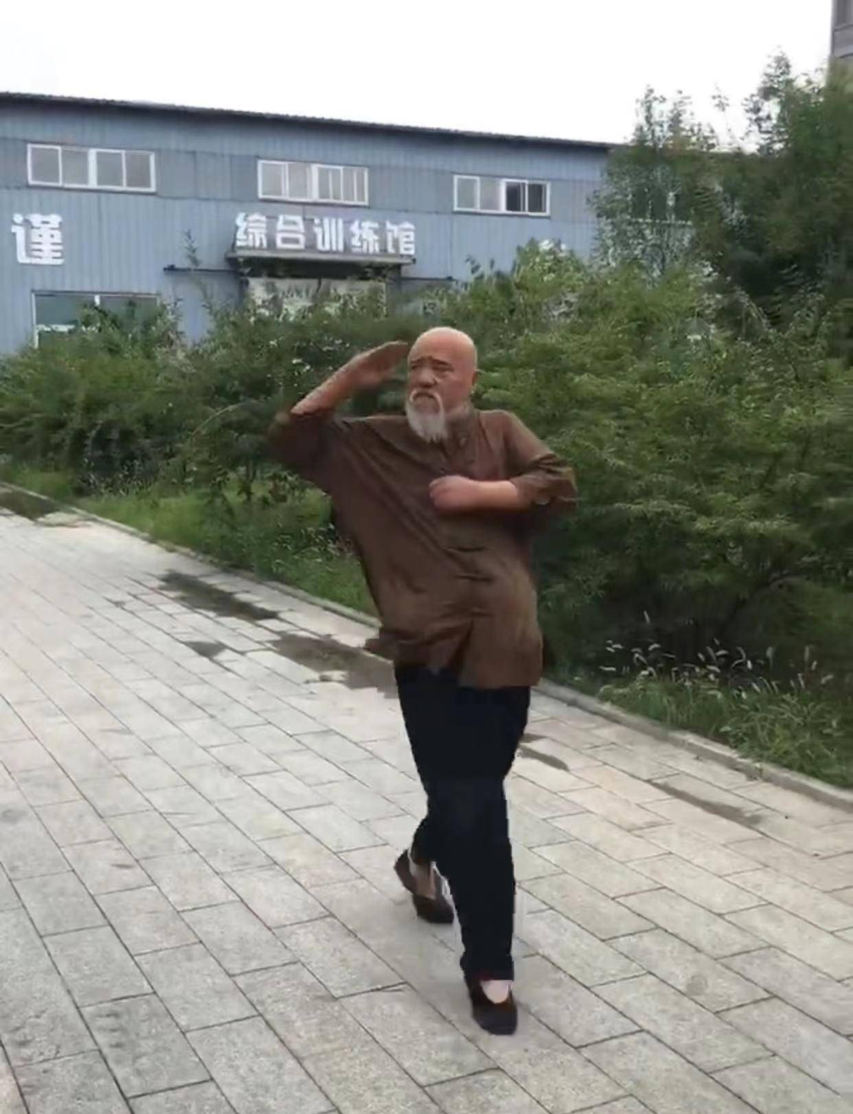 穿旧衣布鞋卖力练军姿,糖尿病缠身仍抽烟吃肉_正步_衣服_显得