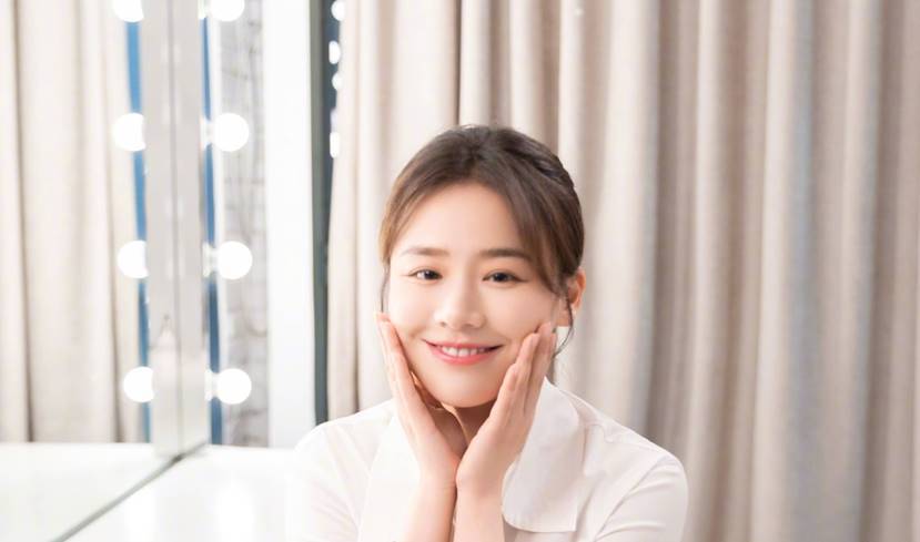 马思纯追星成功,与呼兰成功合照的她,贴心的要把对方的头p小_影后