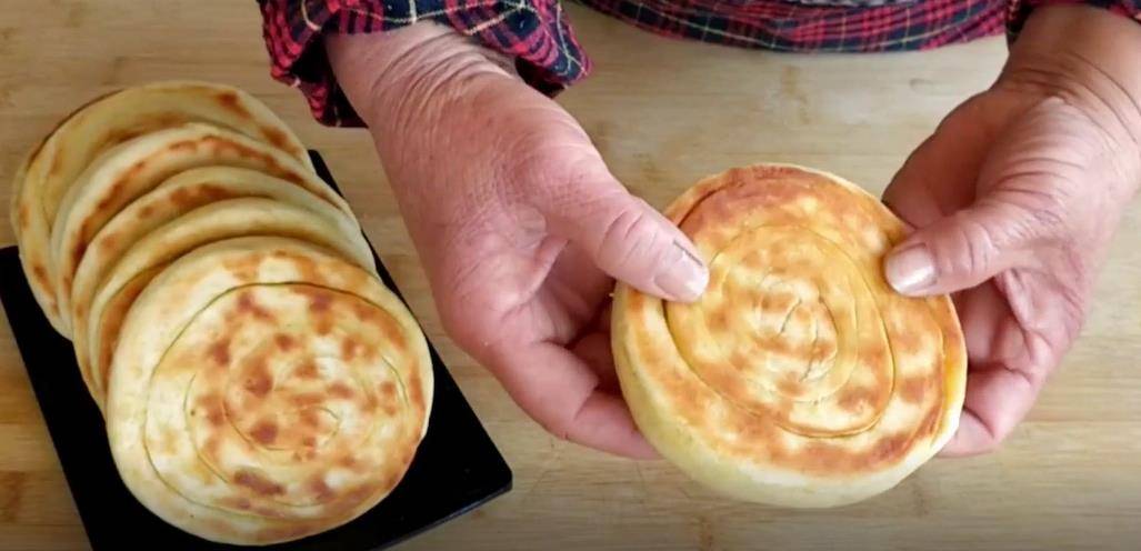 农村妈妈教你河南特色火烧馍,香软好吃,做法简单,当地人很喜欢_边也