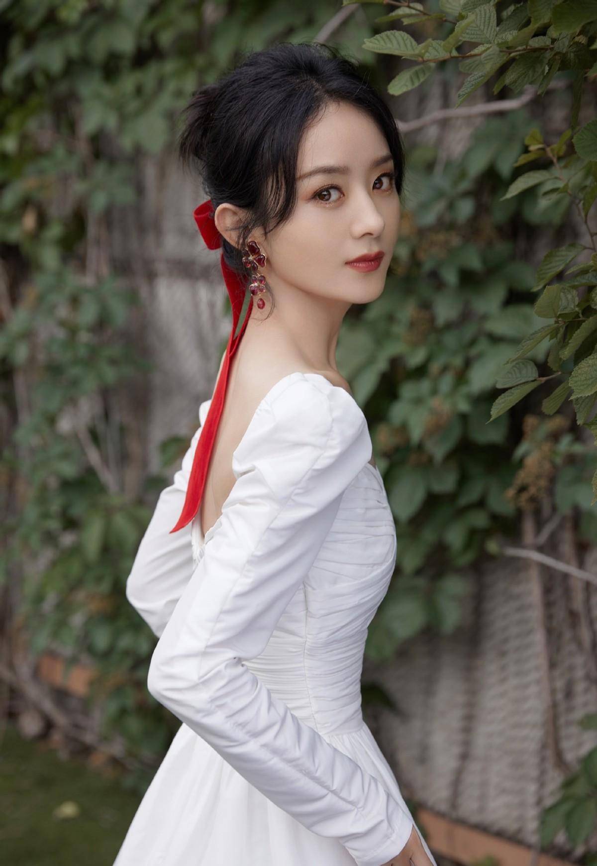 赵丽颖都瘦出"排骨身材"了,穿吊带花裙拍写真,身材太引人注目_上半身