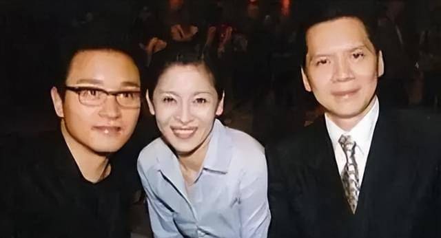 叫陈岚,模特出身的她在当时是一个不折不扣的大美女,向太的长相非常的