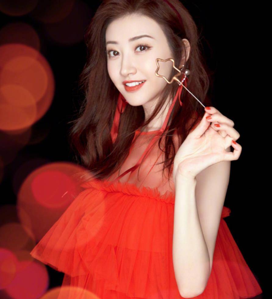 景甜皮肤太白了,一袭红色轻纱裙瞬间凸显身材,有肉又不显胖