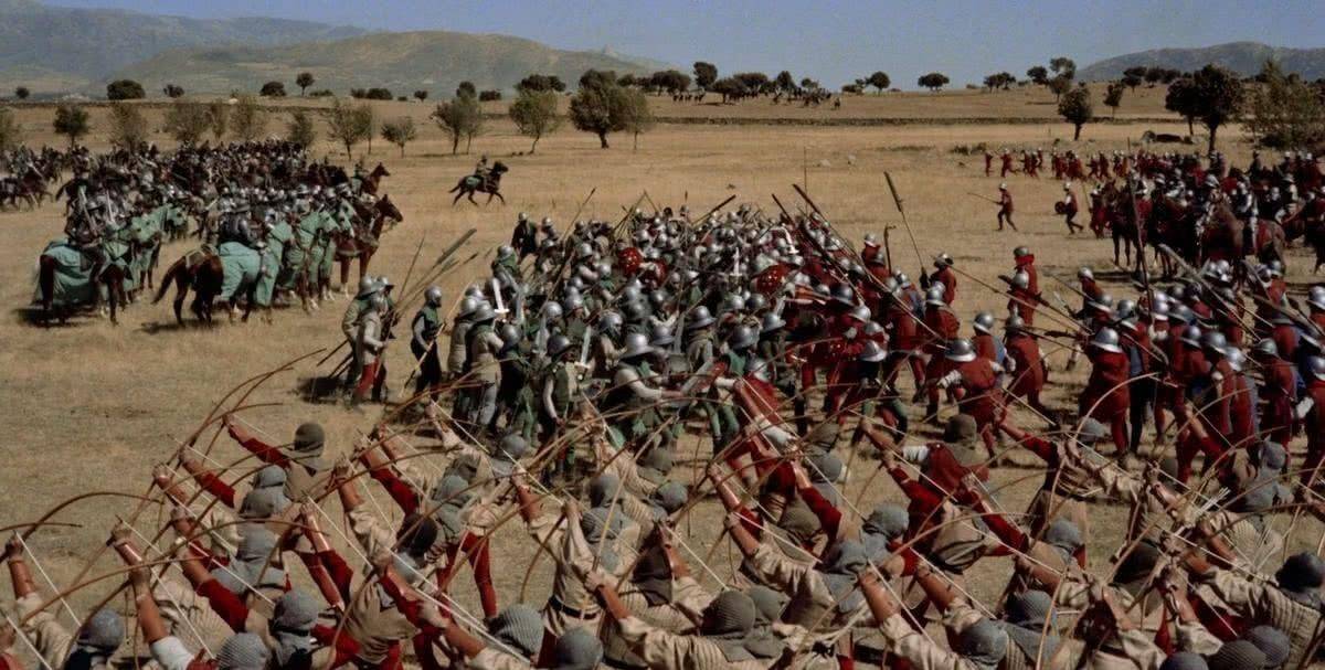 而且在冷兵器时代,各部队为了避免在两军对垒时自己的部队被敌人冲垮