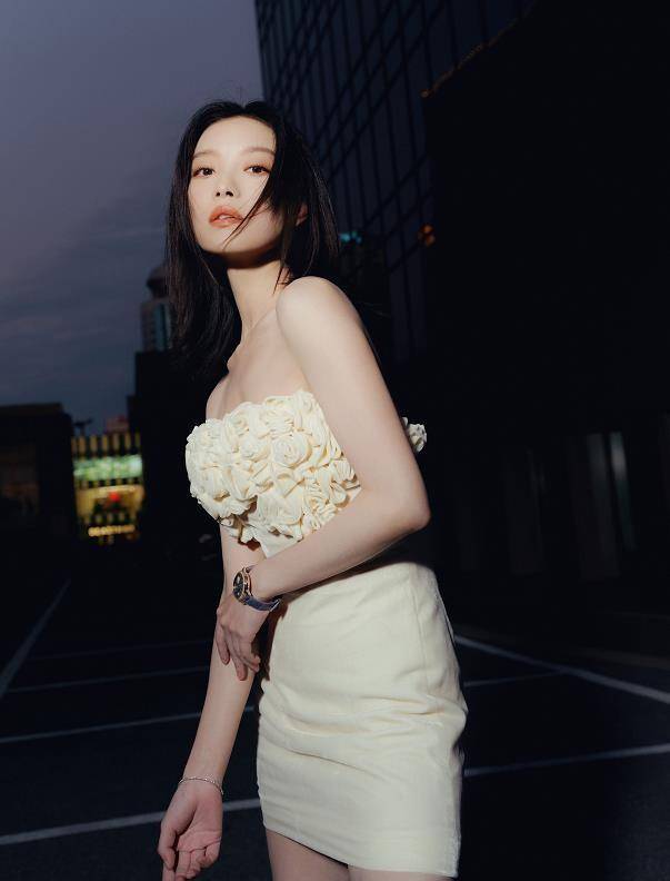 倪妮白色花瓣抹胸连衣裙来袭,俏皮可爱又高级,好身材一览无遗_气质