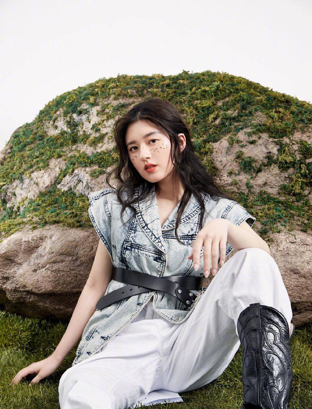 赵露思真不一样,裤子长15厘米踩地上,配t恤抹身材尽显不羁帅气_长裤