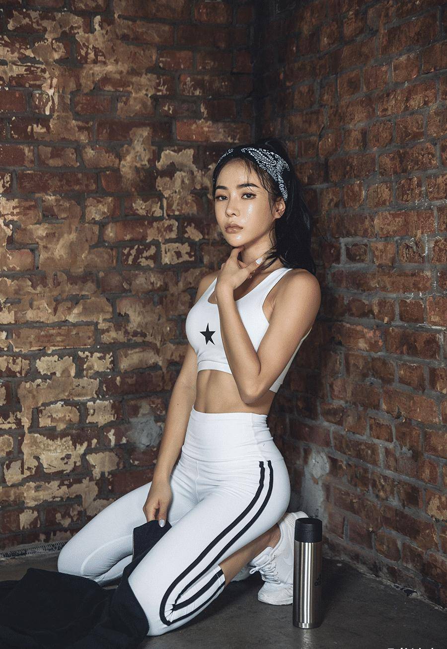 穿瑜伽裤的美女毛坯房里拍写真与其说她很米乐M6 M6米乐时尚不如说她很酷(图13)