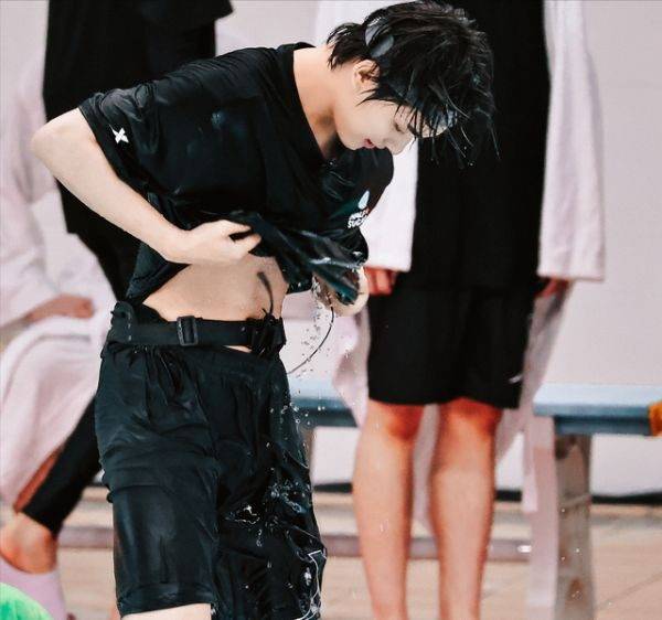 丁程鑫电影首秀演配角被嘲仍得官媒偏爱导演评价一语中的