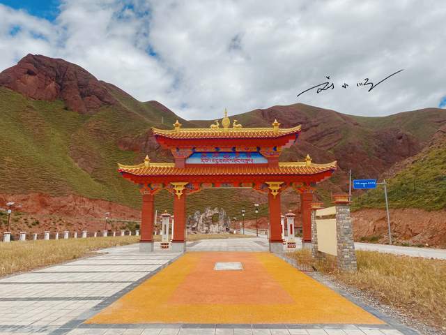 西藏昌都有一座千年古寺，藏在深山里，交通不便却吸引大量游客