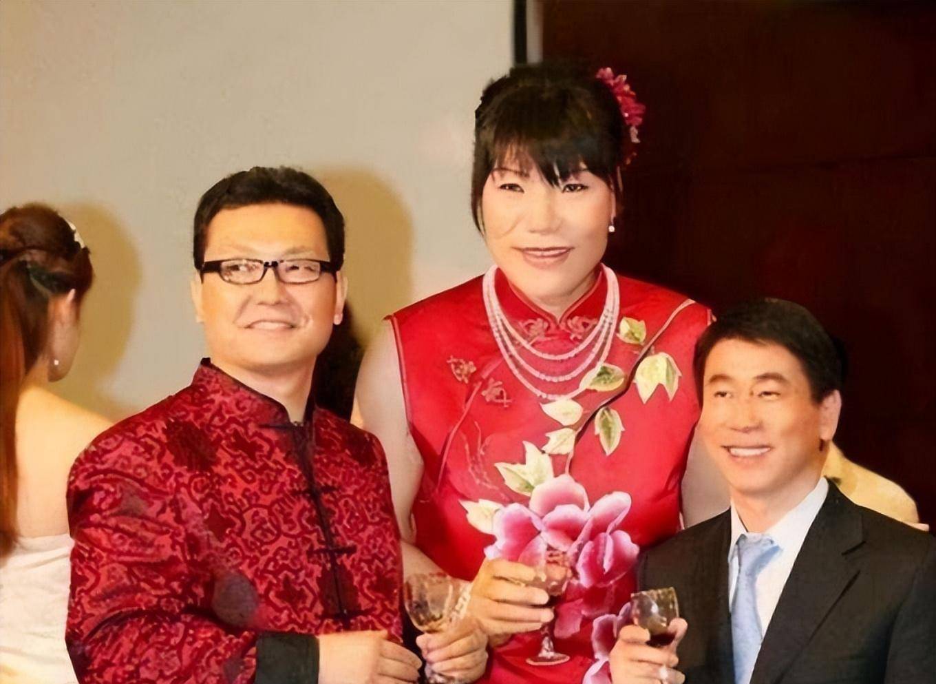 2010年,郑海霞嫁给了矮16厘米的粉丝,她没有孩子也没有女儿,丈夫也