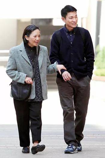 她是刘德华干妈,64岁凭一部电影拿8个影后,晚年却难享天伦之乐_叶德娴