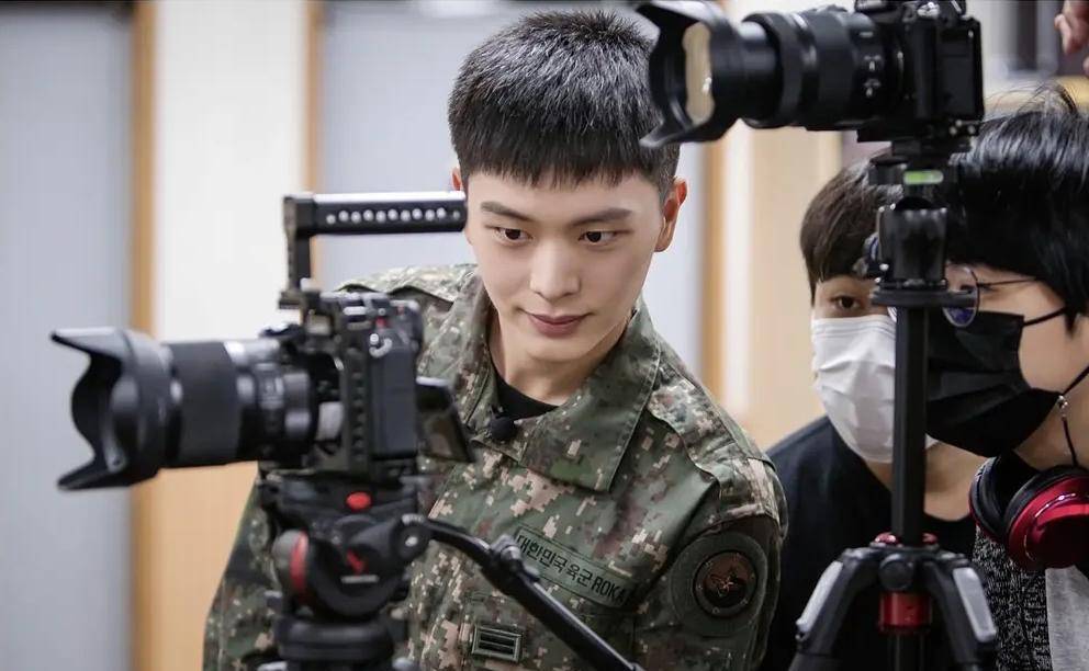 其实陆星材选择提前入伍也是有原因的,也可以说是他为btob出道十周年