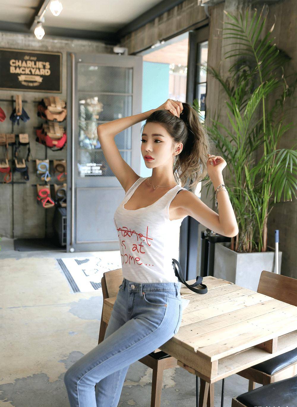 身材火辣的美女模特,即便是穿着牛仔裤,都让人觉得特别时尚迷人_时候