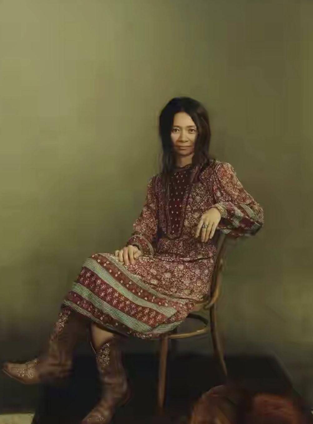 女导演赵婷真自信,穿碎花裙背双肩包走红毯,纯素颜气场却强大_印花