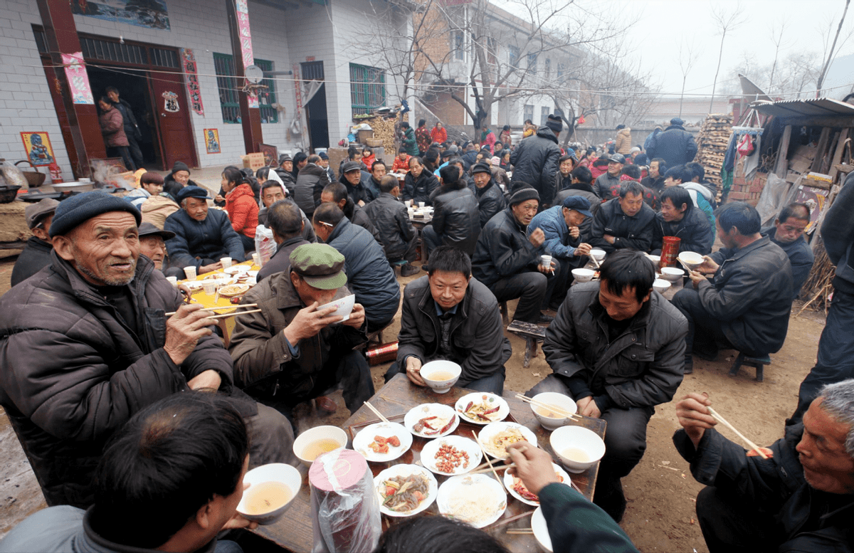 那天我到了后,随礼了一个差不多的数额,然后就站在旁边抽烟,坐等开席