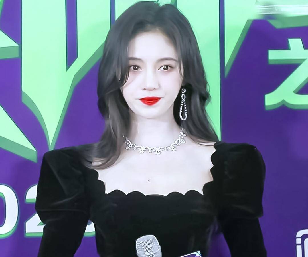 鞠婧祎的"大头"是败笔,穿衣必须垫肩,抹身材裙上镜绝不漏全身_西装_的