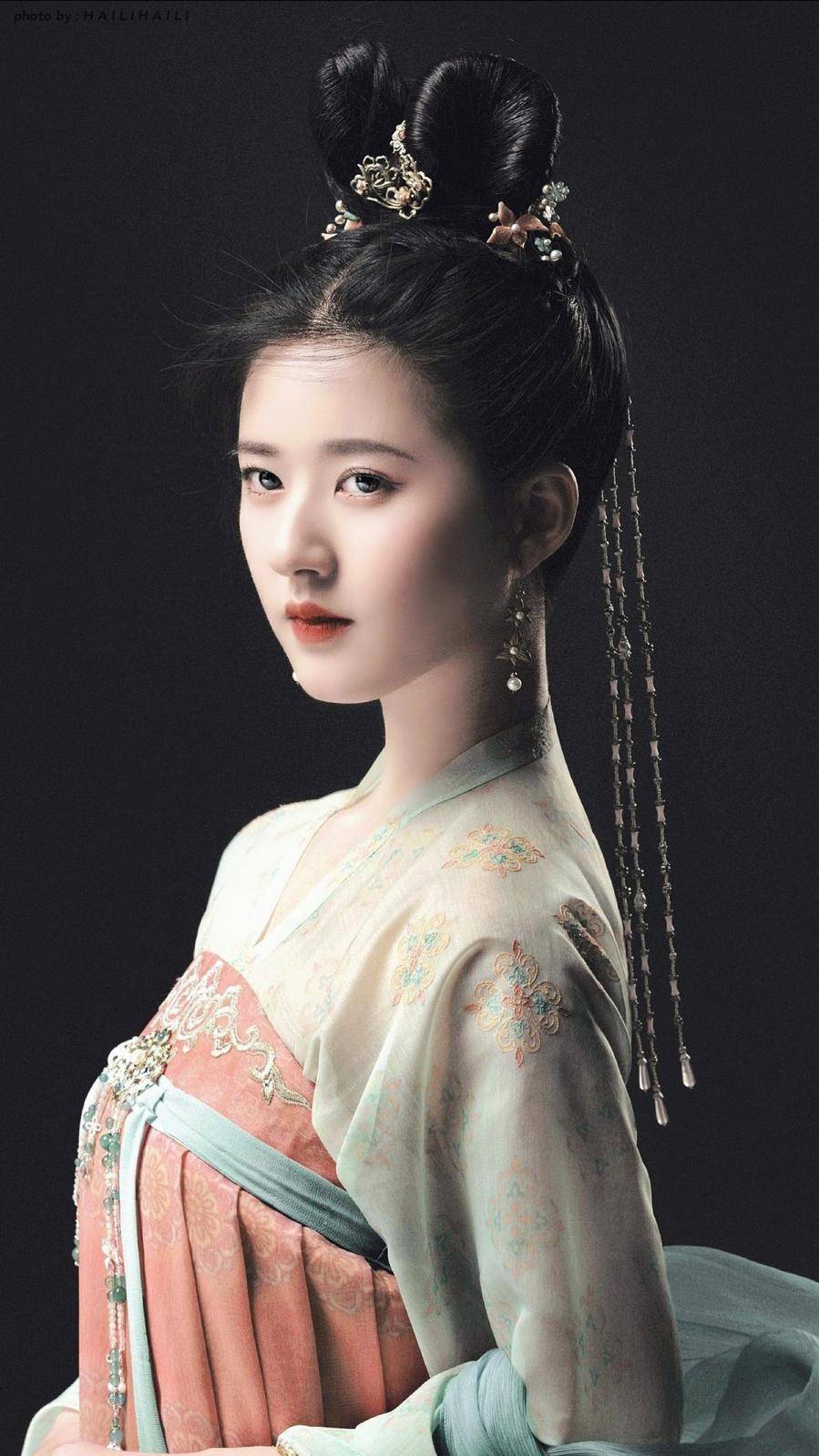 原创赵露思比起直角肩你更需要的是头包脸