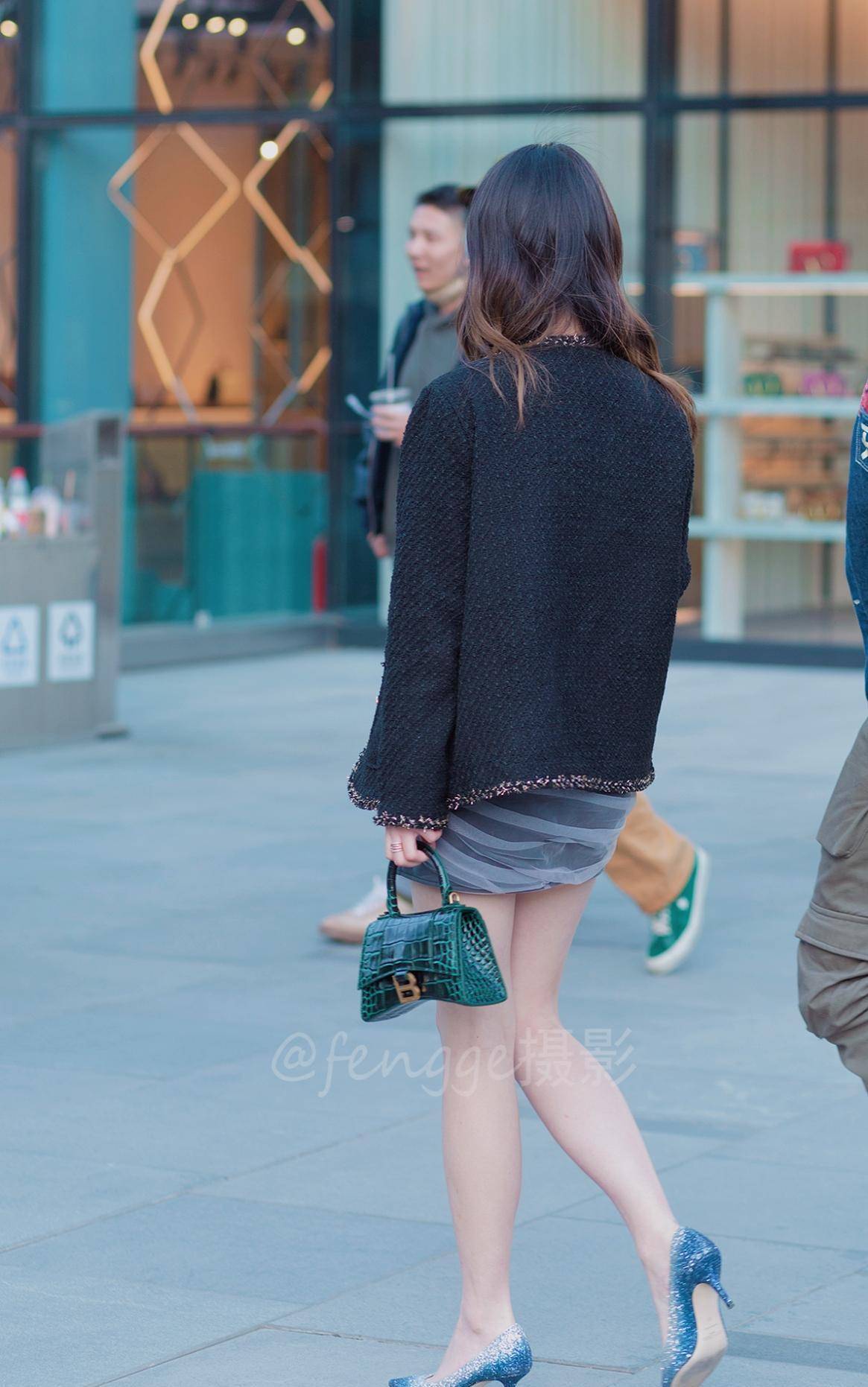 街拍:光腿穿高跟鞋很有春天的感觉,美女穿搭时尚很机智_入春_三里屯