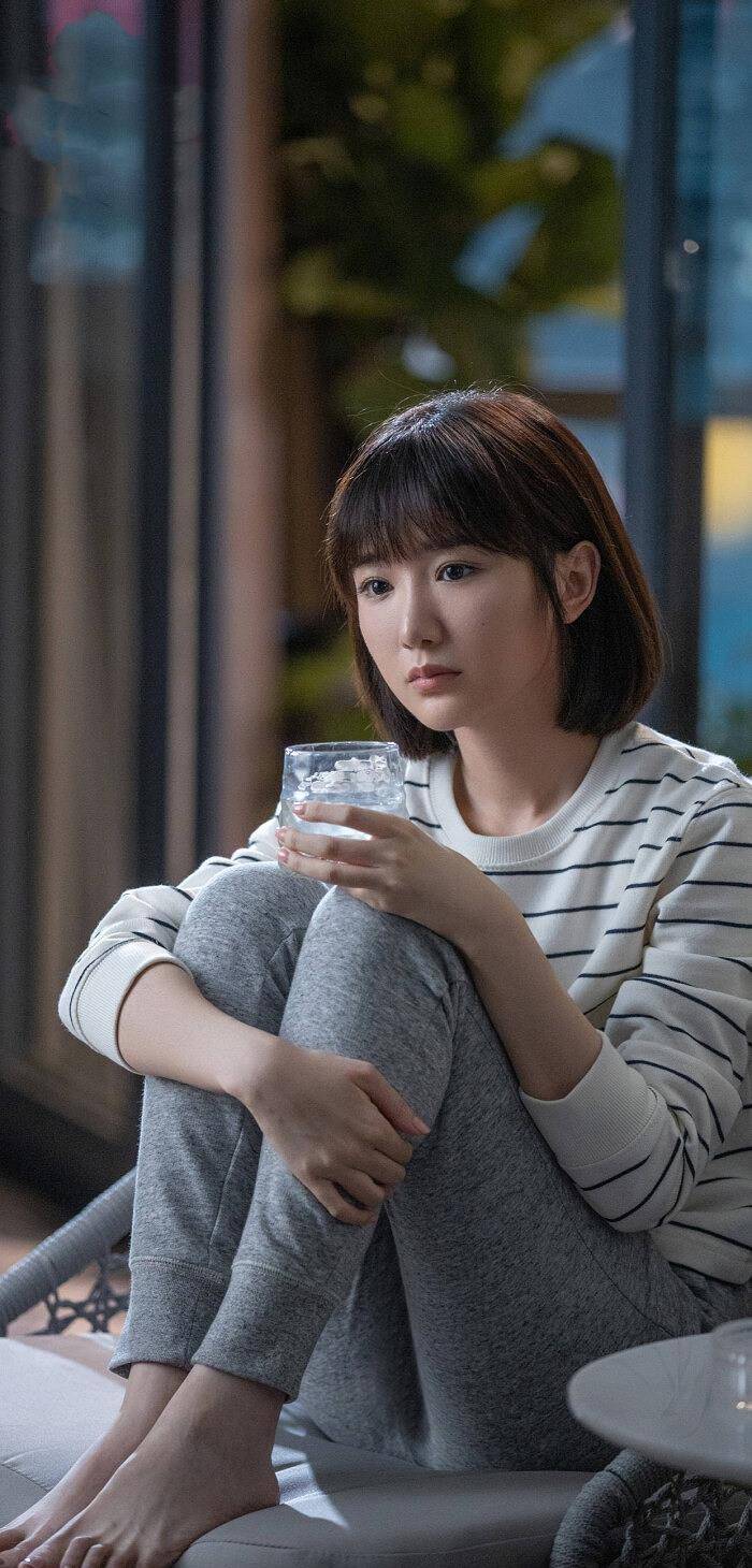 细数毛晓彤在《三十而已》中的服饰,感觉她每件都是乖乖女的形象_look