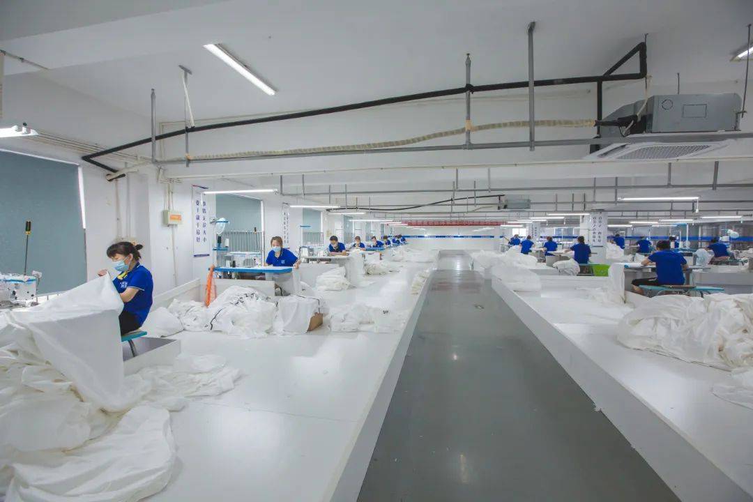 绗缝机,自动裁切机,自动拉布机,智能充绒机等多台国内先进的生产设备