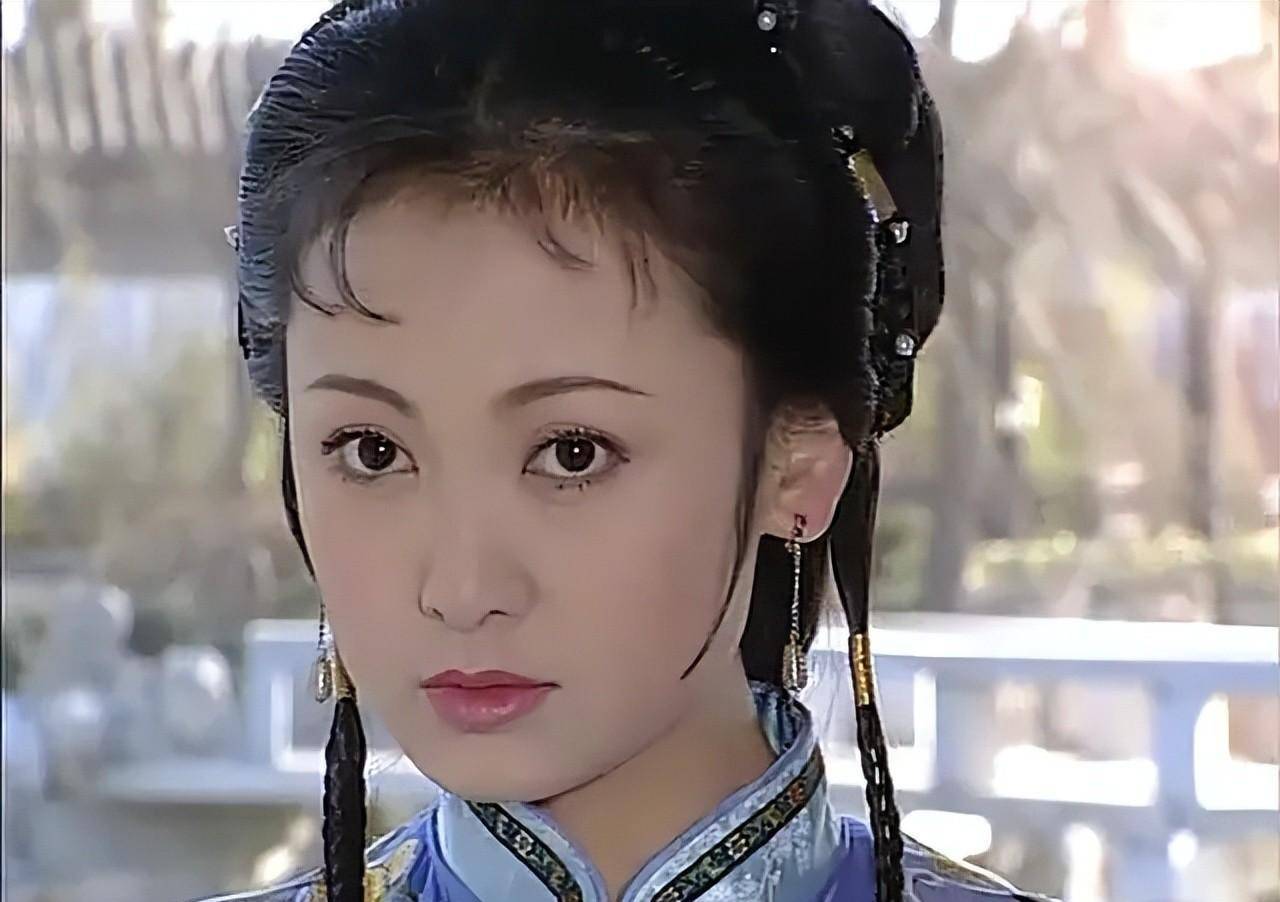 张咏棋06杨若兮长相甜美,柳叶眉丹凤眼樱桃小嘴,身穿古装的她,婉约