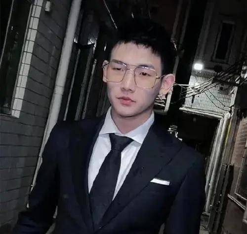 98年出生3000万粉丝,刘德华找他宣传电影,梅尼耶凭啥这么火?