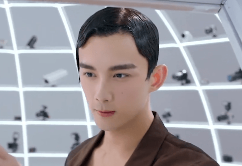 吴磊已经拍起人类高质量男性广告,在广告中梳着油腻的中分头,并且贴脸
