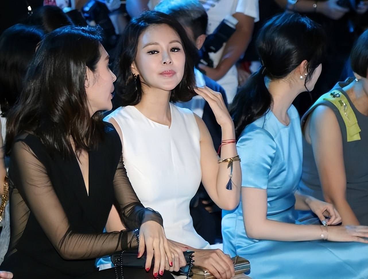 于明加关悦同框好耐看,三四十岁美成这样太难得,简约色穿得贵气_造型