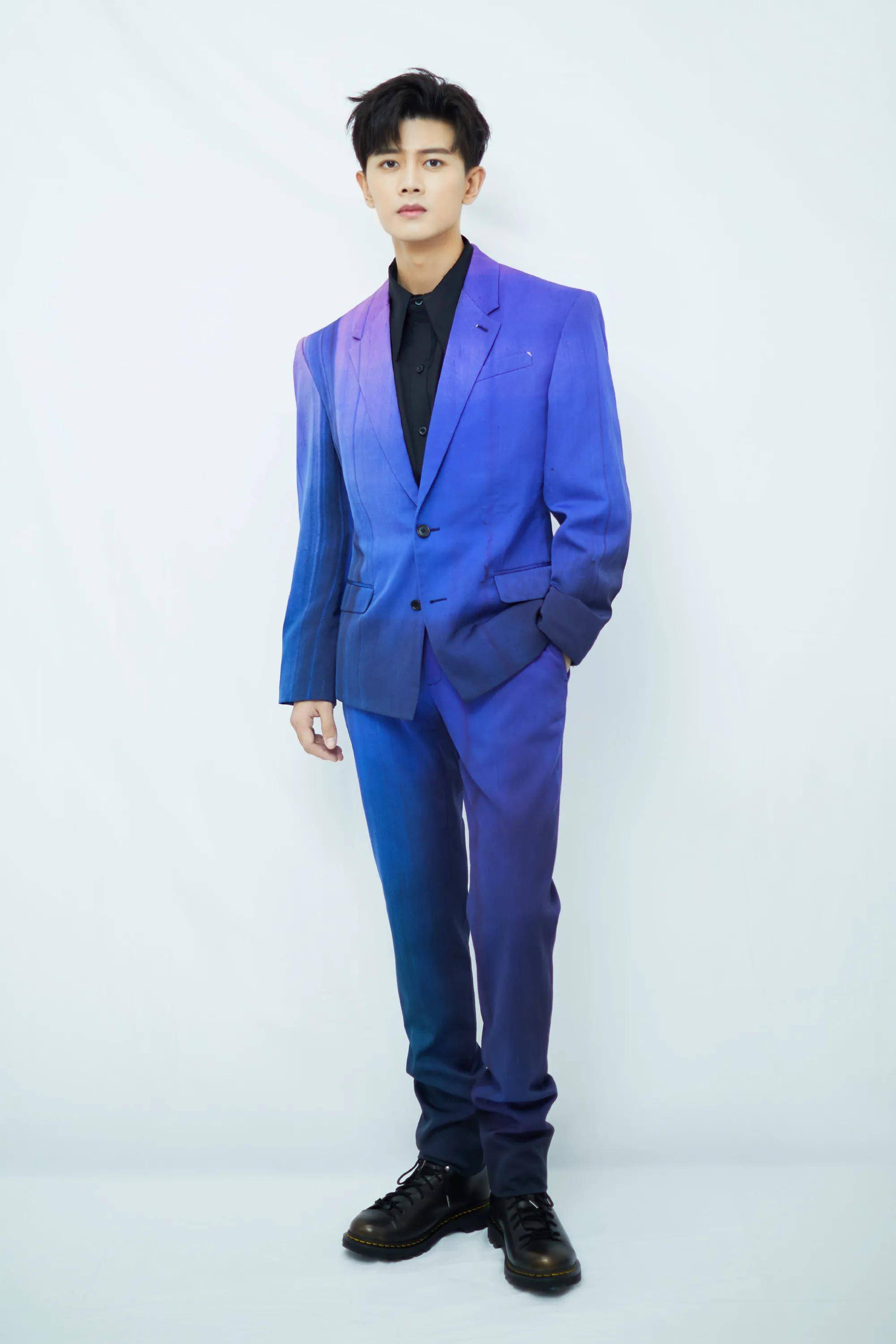 6,任嘉伦蓝色渐变西装,眼中含泪没想到《长津湖》拍摄温度零下30度呢