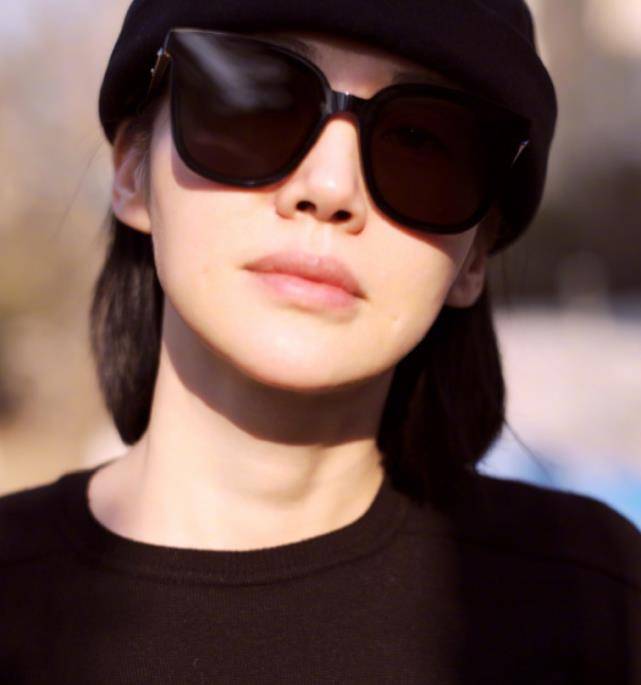 在许晴分享出来的这组近照中,她这戴着黑墨镜配上黑色毛线帽后的样子