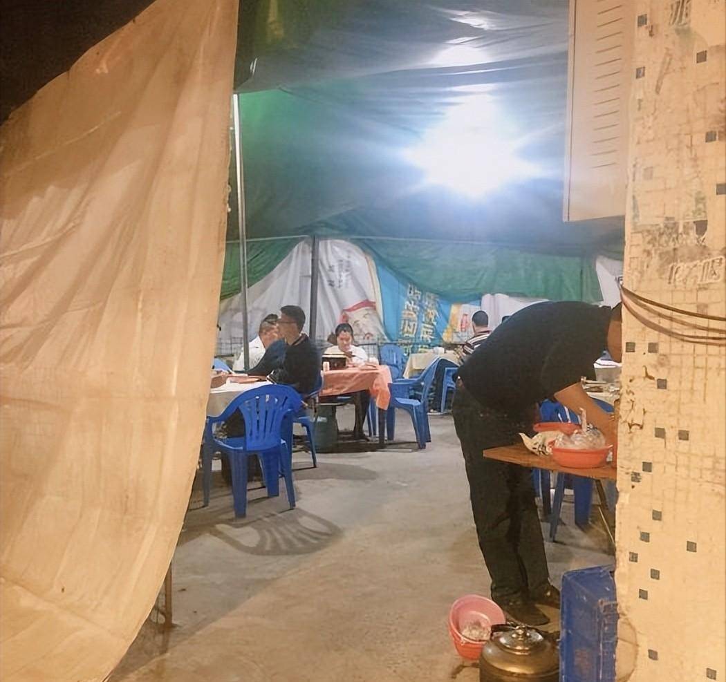 阳山大哥在佛山开店,没有环境和服务,客人坐在马路边上也吃得欢_铁板