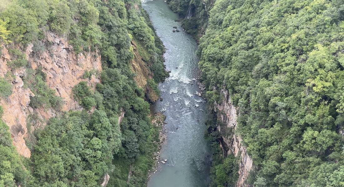地球最美裂缝，横贯贵州80公里的天然峡谷，不买票就能看百条瀑布
