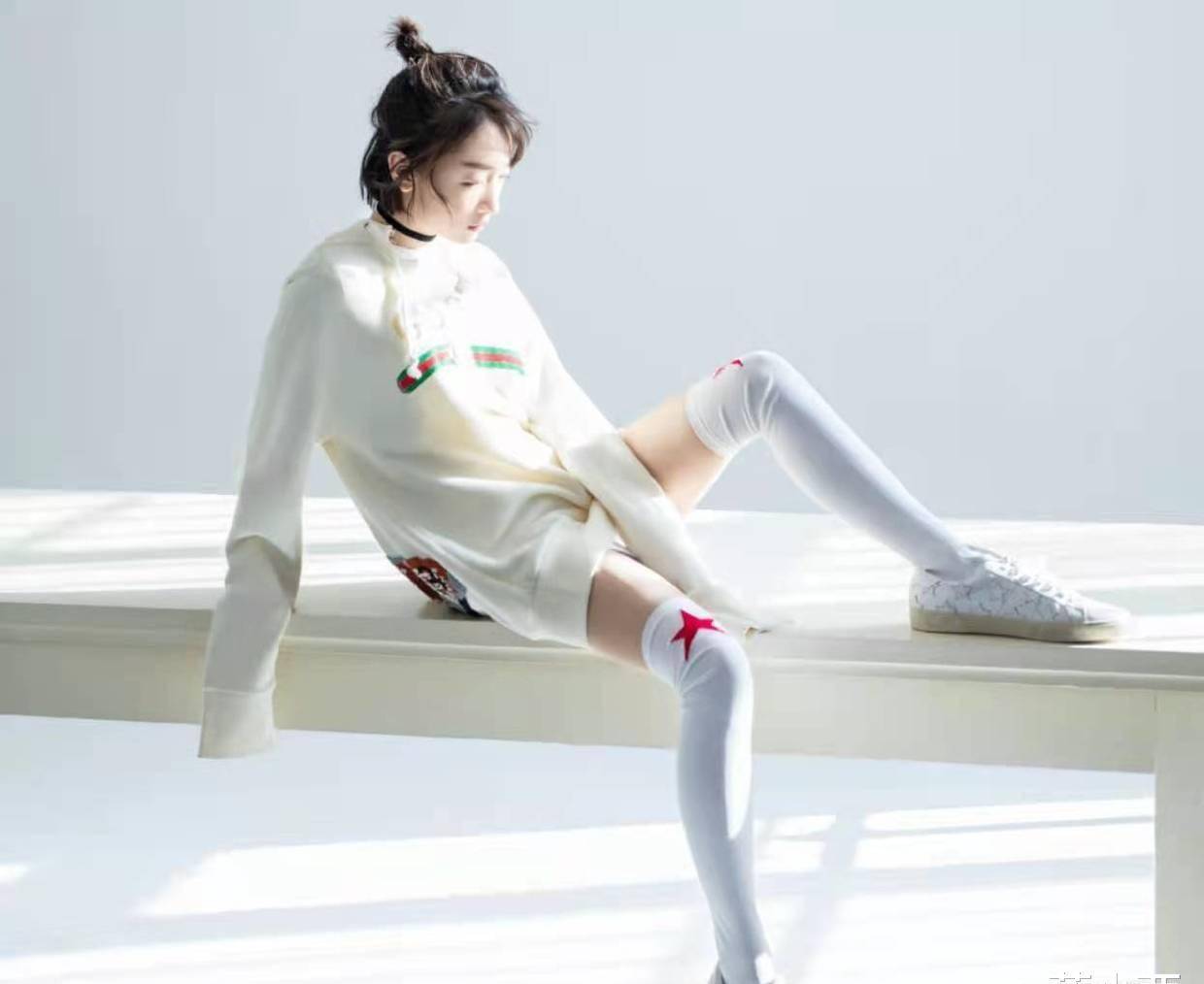 没想到周冬雨的平板身材,穿白色挂脖礼服,比肉感身材更有高级感_时尚