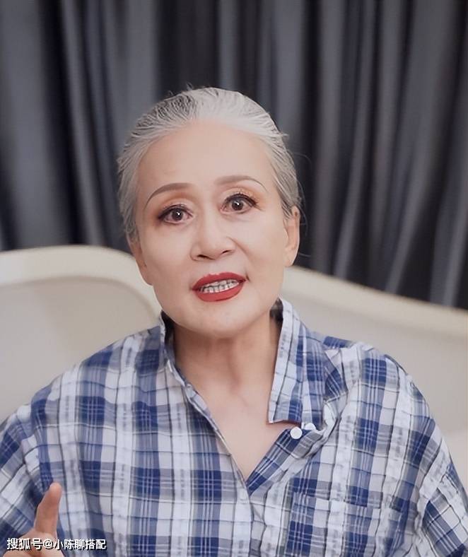 被"总裁奶奶"圈粉了:71载岁月磨炼的气质,美得优雅又高级_刘明明_毛衣