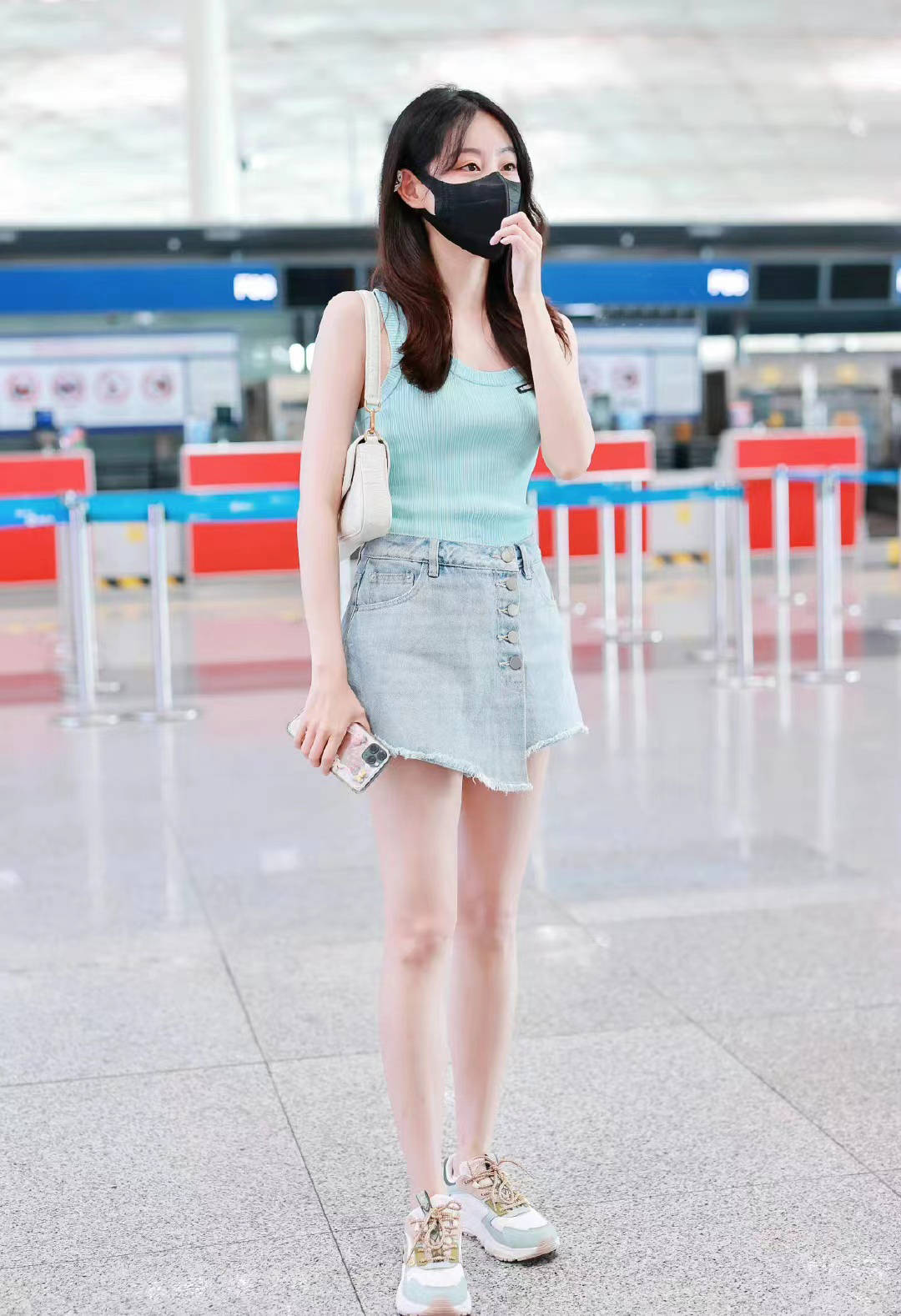 原创祝绪丹浅兰色单肩背心配不规则牛仔短裙显瘦显高又时髦