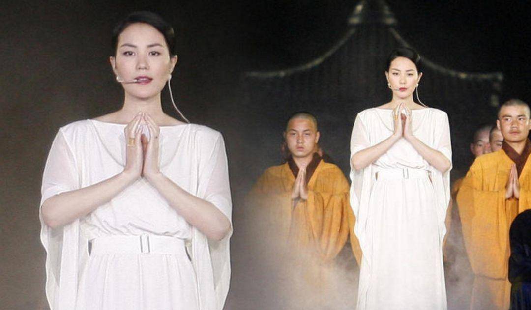 自从王菲唱了一曲《心经》以后,外在形象也发生了很大的变化,变得空灵