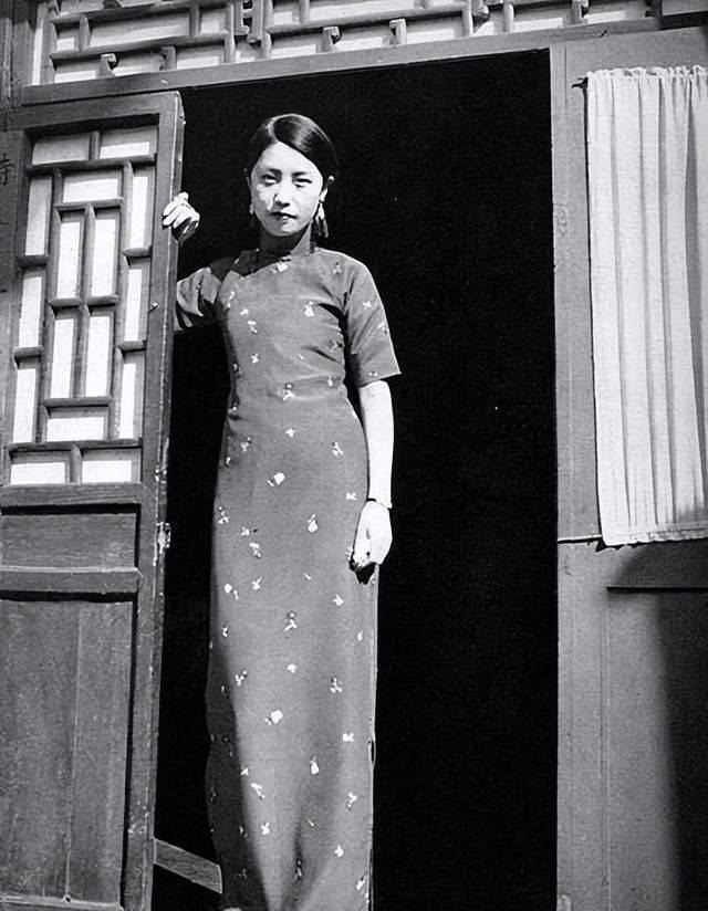 这也让不少人开始关注这些风尘女子的人生经历,看到了动荡社会中,一些