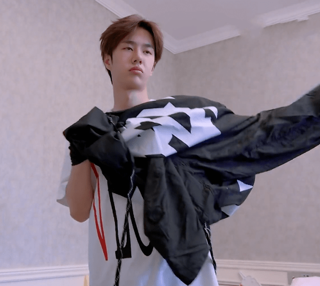 王一博刚起床,节目组就拍他,犯迷糊的样子,太好笑了_舞台_几位_状态