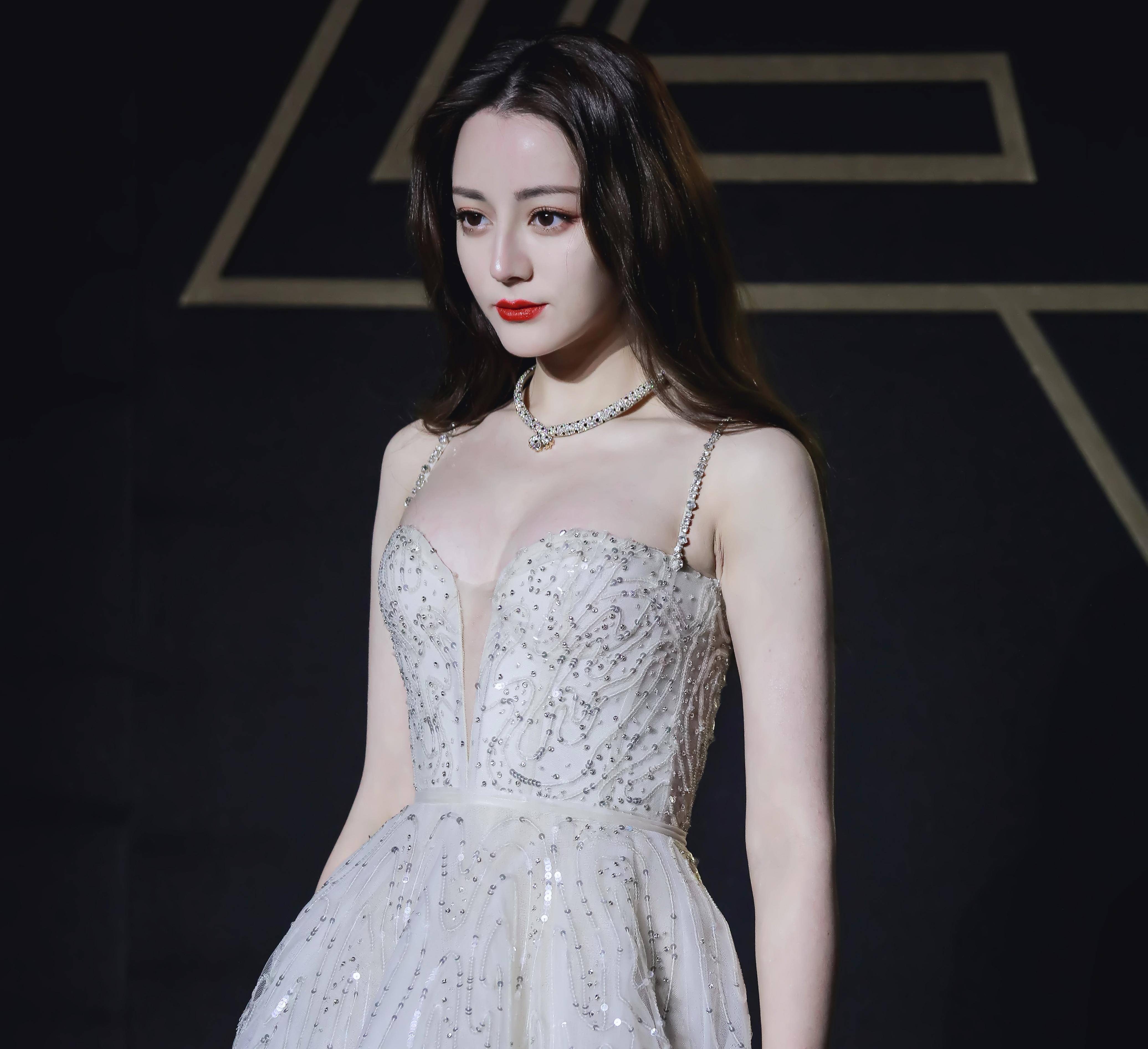 明星走红毯:李沁"又纯又欲",angelababy开身材装艳压_盛典_杨幂