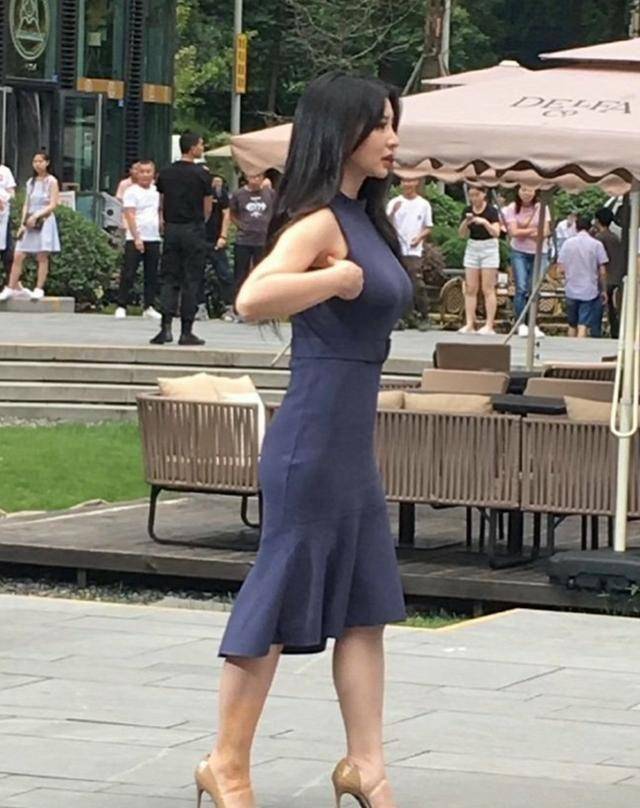 柳岩真人长啥样?看到路人拍摄的"生图",这腿很真实了_身材_体重_评判