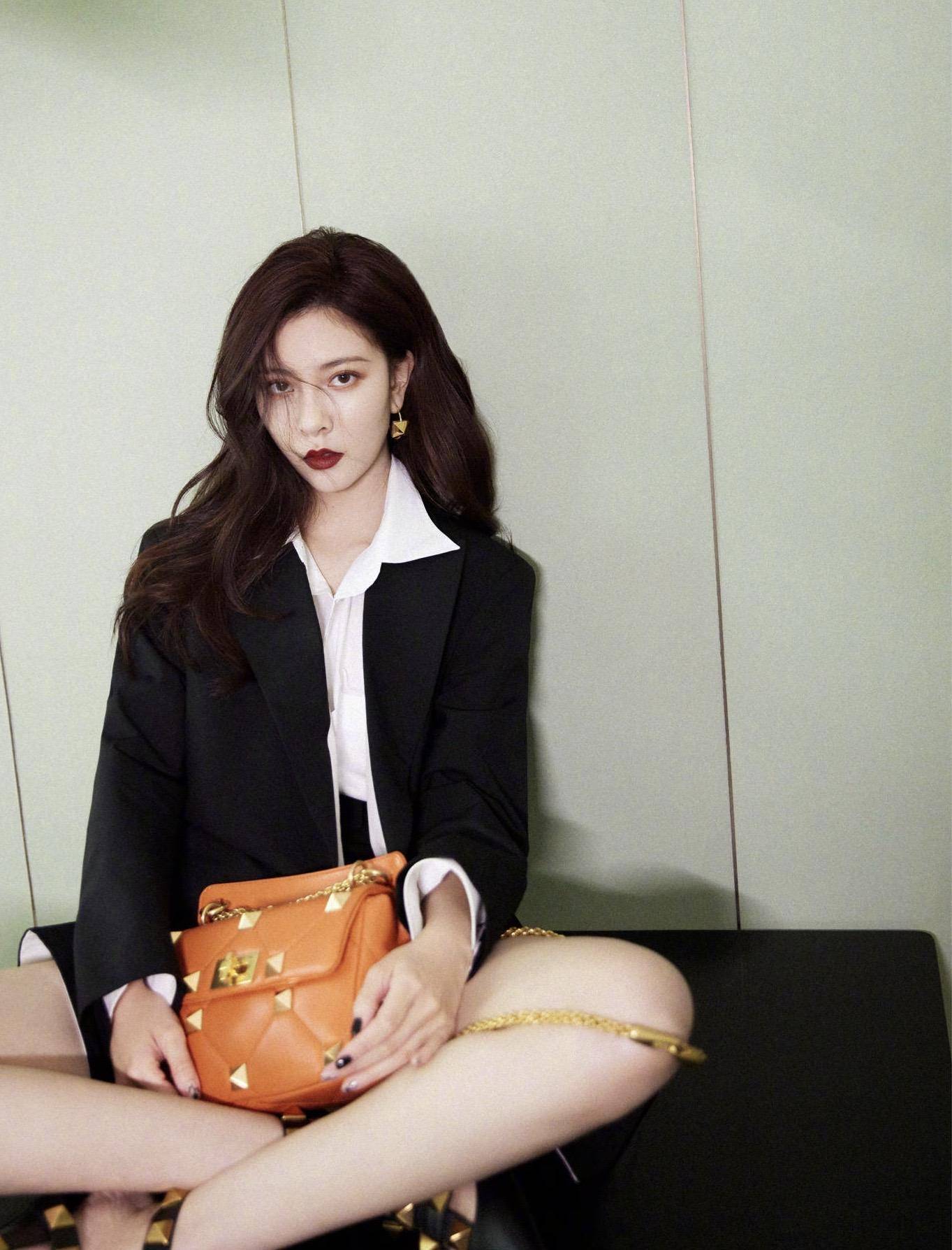 同样是西装造型,这款黑色西装搭配短裤充分展现出宋妍霏身高腿长的