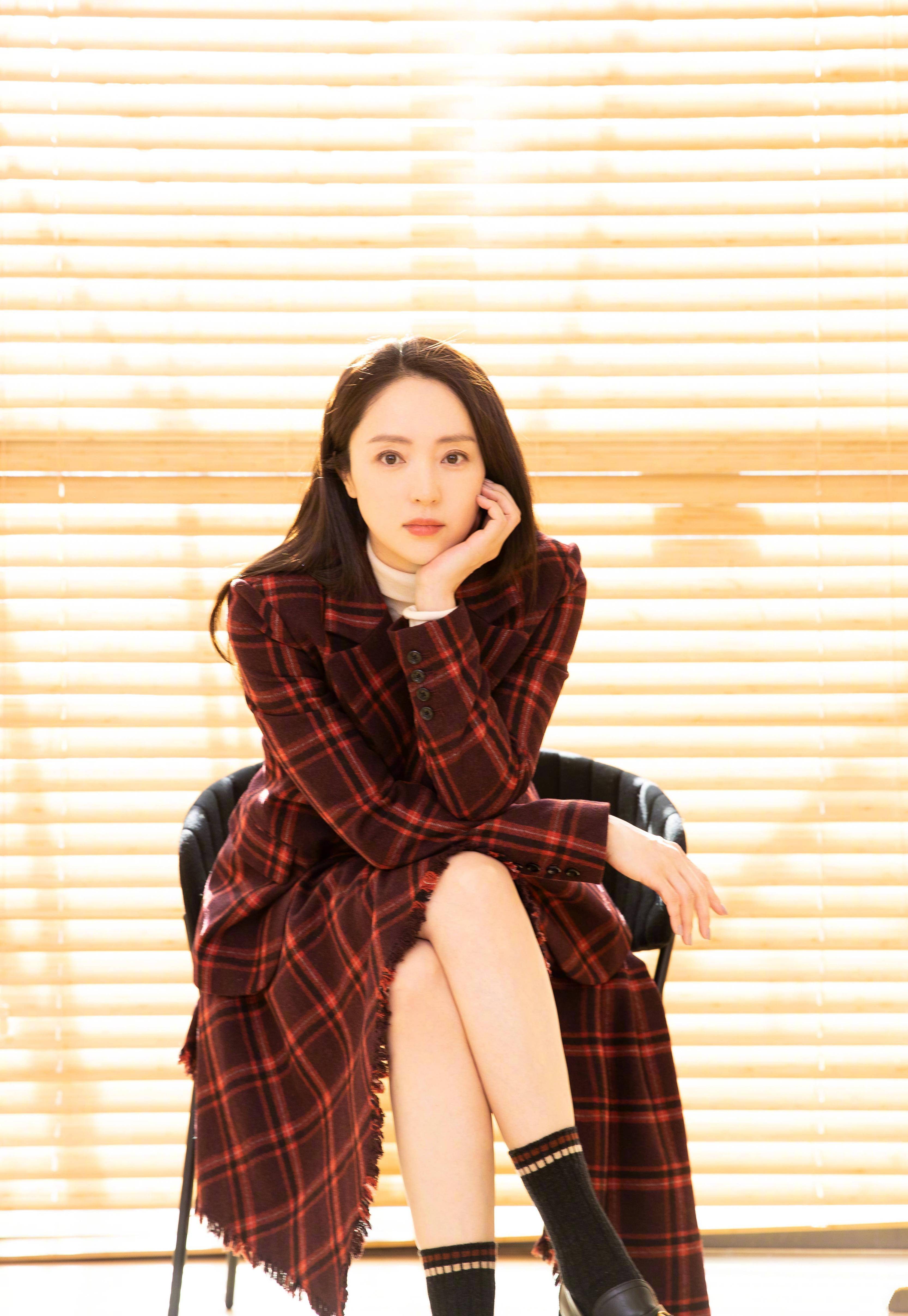 原创70后董璇穿搭真接地气黑色机车外套配牛仔裤超有范时尚又减龄